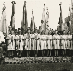 Magyarország, Budapest IV., Hősök ligete (a mai Házy Erzsébet sétány környéke), ünneplők az Országzászló talapzatánál., 1938, Lencsés László, Budapest, Fortepan #156775