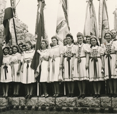 Magyarország, Budapest IV., Hősök ligete (a mai Házy Erzsébet sétány környéke), ünneplők az Országzászló talapzatánál., 1938, Lencsés László, Budapest, Fortepan #156778