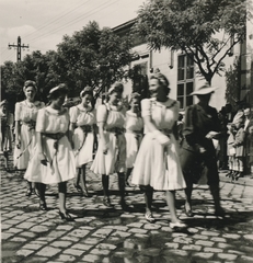 Magyarország, Budapest IV., Szent István tér, a felvétel a 14. szám alatti Katolikus Kultúrház előtt készült, háttérben a 13. számú épület a plébánia (mára mindkettőt lebontották)., 1938, Lencsés László, Budapest, Fortepan #156779