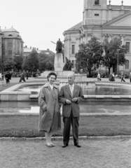 Hungary, Debrecen, Kossuth tér, háttérben a Kossuth-szoborcsoport és a Református Nagytemplom., 1965, Márton Gábor, fountain, sculpture, man, woman, double portrait, Lajos Kossuth-portrayal, sculptural group, Fortepan #15687