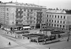 Hungary, Debrecen, Piac utca (Vörös Hadsereg útja) - Zamenhof utca sarok környéke (Nagytemplomtól délre). Jobbra a MÁV Igazgatóság épülete., 1965, Márton Gábor, bicycle, sign-board, monument, street view, genre painting, crosswalk, tram, lamp post, bench, tram stop, perfume store, shoe store, clothing store, Soviet memorial, Trailer car, Fortepan #15688