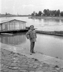 Magyarország, Szeged, Tisza-part, Béke úszóház, ekkor még "garage"., 1962, Márton Gábor, dupla soros kabát, Fortepan #15695