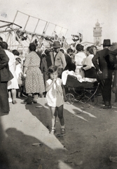 Magyarország, Budapest XIV., Bosnyák tér, háttérben a kistemplom tornya (1957-ben lebontották)., 1931, Kinszki Imre, Budapest, babakocsi, sokadalom, papírtrombita, Fortepan #157052