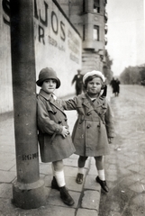 Magyarország, Budapest VII., Bethlen Gábor utca a Bethlen Gábor tér felé nézve, balra a Marek József (Elemér) utca torkolata., 1931, Kinszki Imre, Budapest, gyerekek, dupla soros kabát, kalap, Fortepan #157066