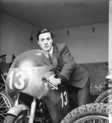 Hungary, Liliom utca 13., MHS (Magyar Honvédelmi Sportszövetség) Motoros Klub. Berek Károly motorkerékpár versenyző egy Harley Davidson típusú motorkerékpárral., 1965, MHSZ, portrait, motorcycle, Harley-Davidson-brand, Fortepan #15713