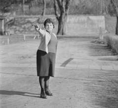 Hungary, Budapest II., Marczibányi tér 6-7., lőtér. Bukova Lajosné (sz. Paris Ila) sokszoros magyar bajnok sportlövő., 1969, MHSZ, celebrity, weapon, sports shooter, skirt, pistol, Budapest, target shooting, Fortepan #15717