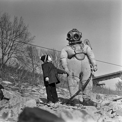 Hungary, Óbuda, Budapest III., nehézbúvár a Gázgyár előtti Duna-parton., 1965, MHSZ, kid, Budapest, wet suit, Fortepan #15726