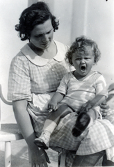 Hungary, Verőce, (Nógrádverőce)., 1935, Kinszki Imre, yawning, sitting on lap, Fortepan #157348