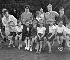 Hungary, Budapest II., Marczibányi tér, Vasas Turbó sporttelep., 1968, MHSZ, fan, boy, bench, pitch, kid, teacher, knee snocks, Budapest, Tisza shoes, Fortepan #15743