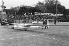 Magyarország, Budapest XIV., Ötvenhatosok tere (Felvonulási tér), május 1- i felvonulás, előtérben egy IS-29D2, a háttérben pedig egy SZD-30 Pirat vitorlázó repülőgép., 1980, MHSZ, repülőgép, felvonulás, május 1, lengyel gyártmány, vitorlázó repülőgép, román gyártmány, IAR-márka, ICA IS-29, SZD-márka, SZD-30 Pirat, Budapest, lajstromjel, Fortepan #15746