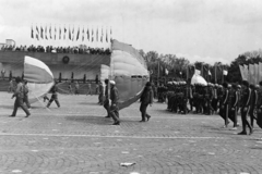 Magyarország, Budapest XIV., Ötvenhatosok tere (Felvonulási tér), május 1- i felvonulás, háttérben a dísztribün., 1981, MHSZ, felvonulás, május 1, címer, ejtőernyős, ejtőernyő, Budapest, Fortepan #15751