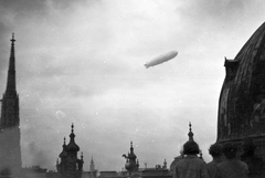 Ausztria, Bécs, Graf Zeppelin léghajó a város felett, a felvétel a Peterskirche teraszán készült. Balra a Stephansdom / Szent István-székesegyház tornya látható., 1931, Saly Noémi, templom, léghajó, Fortepan #15760