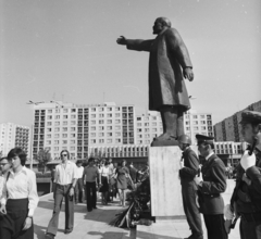 Magyarország, Debrecen, Hunyadi János utca, a Kölcsey Művelődési Központ mellett, a felvétel a Lenin szobor koszorúzásakor készült., 1979, MHSZ, Lenin-ábrázolás, Kalasnyikov, koszorú, fegyver, őrség, gépfegyver, díszőrség, Fortepan #15766