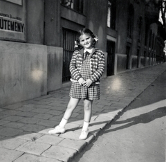 Magyarország, Budapest XIV., Szugló utca a Róna utca felől., 1941, Kinszki Imre, kislány, gyerek, Budapest, kockás ruha, Fortepan #157744