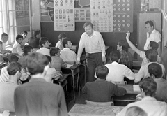 Hungary, Budapest XIII., Dagály utca 11., MHSZ központi gépjármű telep, KRESZ tanfolyam teherautó-sofőröknek., 1968, MHSZ, Budapest, classroom, student, hands up, Fortepan #15778