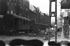 Hungary, Budapest XII., Alkotás utca a Déli pályaudvar mellett, balra a Schwartzer Ferenc utca torkolata., 1956, Juricza Tibor, revolution, Budapest, wreck, coach, Fortepan #157808