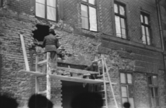 1956, Pesti Srác3, damaged building, revolution, scaffolding, ladder, renovation, mason, Fortepan #157818