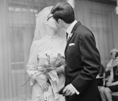 Hungary, Budapest XIV., Pétervárad utca 2., a XIV. Kerületi Tanács (később Zuglói Polgármesteri Hivatal) házasságkötő terme., 1968, MHSZ, wedding ceremony, bride, groom, kiss, Budapest, Fortepan #15782