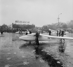 Magyarország, Budapest VII., Dózsa György út, május 1-i felvonulás. SZD-30 Pirat vitorlázó repülőgépek., 1979, MHSZ, repülőgép, felvonulás, május 1, lengyel gyártmány, vitorlázó repülőgép, eső, SZD-márka, SZD-30 Pirat, sárkányrepülő, Budapest, lajstromjel, Fortepan #15783