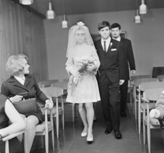 Hungary, Budapest XIV., Pétervárad utca 2., a XIV. Kerületi Tanács (később Zuglói Polgármesteri Hivatal) házasságkötő terme., 1968, MHSZ, wedding ceremony, bride, groom, Budapest, Fortepan #15785