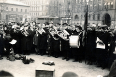 Magyarország, Budapest VIII., Rákóczi tér, szemben a Német utca torkolata, jobbra az Állami Nőipariskola (később Jelky András Iparművészeti Szakgimnázium)., 1928, Preisich család, Budapest, fúvószenekar, Fortepan #157916