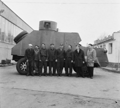 Magyarország, Budapest, Lenin páncélautójának mása. A kép jobb szélén Haris Ottó és Haris Lajos mérnök-tervezők, a Csepel Autógyár részéről ők irányították a kivitelezést., 1970, MHSZ, páncélautó, munkás, replika, Fortepan #15814