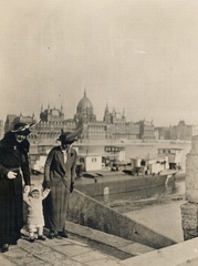 Magyarország, Budapest II., Bem (Margit) rakpart, háttérben a Parlament., 1916, Latin, Budapest, Fortepan #158221