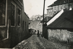 Magyarország, Tabán, Budapest I., Aranykacsa utca az Aranykakas utca felé nézve, jobbra a Bethlen-udvar, szemben a budai Várban a József főhercegi palota., 1927, Latin, Budapest, Fortepan #158259