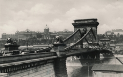 Magyarország, Budapest V.,Budapest I., a Széchenyi Lánchíd és a Királyi Palota (később Budavári Palota) a pesti hídfőtől nézve., 1938, Latin, Budapest, Fortepan #158310