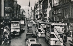 Németország, Berlin, Friedrichstrasse a Mohrenstrasse felől az Unter den Linden felé nézve. Balra a Kaiserhotel a Taubenstrasse sarkán., 1936, Latin, emeletes autóbusz, Fortepan #158323