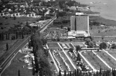 Magyarország, Balatonfüred, Balatonpart, a Hotel Marina és a füredi kemping., 1974, Urbán Tamás, légi felvétel, Fortepan #15846