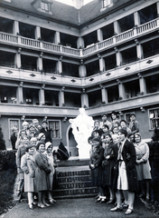 Ausztria, Bécs, Lustkandlgasse 50. - Ayrenhoffgasse sarok, Kinderübernahmestelle (később Julius-Tandler-Familienzentrum). Az udvarban a Magna-Mater-Brunnen, melynek szobra Anton Hanak műve., 1931, Preisich család, lányosztály, Fortepan #158487