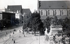 Lengyelország, Wroclaw, ulica Świdnicka (Schweidnitzer Strasse, röviden Schwo), balra a timpanonos épület az Operaház, mögötte a Szent Szaniszló, Dorottya és Vencel-templom (Kościół św. Stanisława, św. Doroty i św. Wacława). Jobbra az I. Vilmos császár Emlékmű mögött a Krisztus teste-templom (Kościół Bożego Ciała)., 1930, Preisich család, tér, lovas szobor, Fortepan #158499