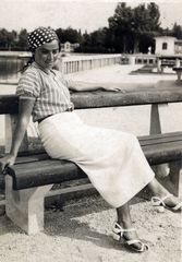 Hungary, Balatonföldvár, hajóállomás., 1935, Preisich család, bench, headscarf, lady, sandal, skirt, blouse, leg over leg, Fortepan #158576