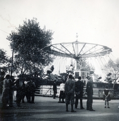 Magyarország, Városliget, Budapest XIV., Vurstli, Füzérhinta, később Lánchinta. Háttérben a Róbert Károly körút - Szent László út melletti sarokház., 1935, Aszódi Zoltán, Budapest, vidámpark, Fortepan #158675