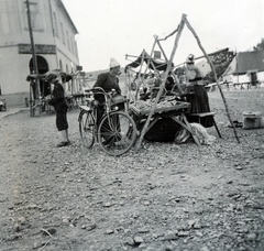 Magyarország, Mezőkövesd, Mátyás király út a Szent László térnél, piac a Matyóház mellett., 1935, Aszódi Zoltán, piac, kerékpár, Fortepan #158686