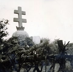 Magyarország, Dobogókő, a Magyar Turista Egylet I. világháborúban elhunyt tagjai emlékére állított emlékmű., 1935, Aszódi Zoltán, kettős kereszt, emlékmű, Fortepan #158691