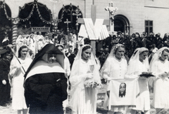 Serbia, Subotica, Franjevački trg, háttérben a Szent Mihály Ferences templom., 1940, Papp Géza, nun, procession, Fortepan #158734