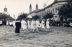 Serbia, Subotica, az ulica Matka Vukovića (Deák utca) a Trg Republike (Köztársaság tér) felől nézve. Balra a Szent Rókus-kápolna, jobbra a Szent Teréz-templom tornyai., 1940, Papp Géza, procession, nun, priest, Fortepan #158736