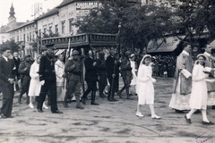 Serbia, Subotica, Köztársaság tér (Trg Republike), balra az ulica Matka Vukovića (Deák utca) és a Szent Teréz-templom egyik tornya látszik., 1940, Papp Géza, procession, soldier, priest, Mária-girls, Fortepan #158739