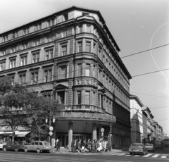 Magyarország, Budapest VII., Erzsébet (Lenin) körút - Dohány utca sarok, Híradó mozi., 1972, Urbán Tamás, német gyártmány, szovjet gyártmány, utcakép, városkép, gyalogátkelő, Mercedes-márka, Moszkvics-márka, Polski Fiat-márka, mozi, lengyel gyártmány, automobil, Polski Fiat 125p, Moszkvics 427, Budapest, Fortepan #15877