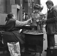 Magyarország, Budapest VIII., Rákóczi út 45., utcai gesztenyeárus. Háttérben a Palace Hotel bejáratának előtetője látszik., 1972, Urbán Tamás, kereskedelem, gesztenyesütő, Budapest, Fortepan #15885