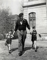 1948, Ráday Mihály, grandparent, kid, shorts, fun, hold hands, twins, Fortepan #158863