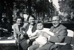 Magyarország, Budapest V., Erzsébet tér, háttérben a József Attila (gróf Tisza István) utca, szemben a Sas utca., 1943, Ráday Mihály, babakocsi, Budapest, Fortepan #158892