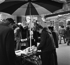 Magyarország, Budapest V., Váci utca a Párizsi utca torkolatánál, sorsjegyárus., 1972, Urbán Tamás, Budapest, Fortepan #15890