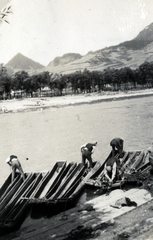 Szlovákia,Lengyelország, Pienineki Nemzeti Park, Alsólehnic, tutajosok a Dunajec folyó partján Vöröskolostor településrésznél., 1932, Ráday Mihály, folyó, tutajos, Fortepan #158966