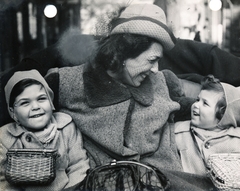 Magyarország, Budapest, Ferda Erzsébet Magdolna (Ferda Manyi), Ráday Imre második felesége gyermekeikkel, Ráday Mihály és Ráday András., 1946, Ráday Mihály, hölgy, mosoly, kabát, kalap, kisfiú, tüll, fonott táska, Fortepan #158995