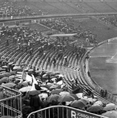 Magyarország, Népstadion, Budapest XIV., 1972, Urbán Tamás, esernyő, eső, Budapest, Fortepan #15900