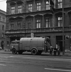 Magyarország, Budapest VIII., Rákóczi út, Kiss József utca sarok., 1972, Urbán Tamás, csehszlovák gyártmány, étterem, kuka, Skoda Liaz-márka, Skoda 706 ROK, kukásautó, neon felirat, Budapest, köztisztasági vállalat, Fortepan #15902