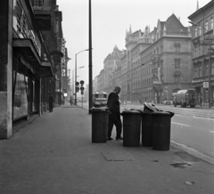 Magyarország, Budapest VIII.,Budapest VII., Rákóczi út az Osvát utca irányából a Keleti pályaudvar felé nézve. Balra a Hársfa utca, jobbra a Kiss József utca torkolata látszik., 1972, Urbán Tamás, csehszlovák gyártmány, magyar gyártmány, utcakép, könyvesbolt, Ikarus-márka, Ikarus 180, kuka, Skoda Liaz-márka, Skoda 706 ROK, kukásautó, Budapest, Fortepan #15905